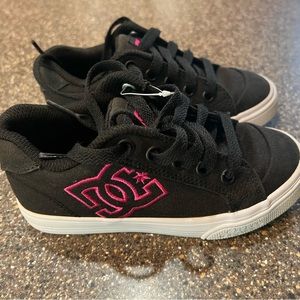 Kids DC skate shoes size 11